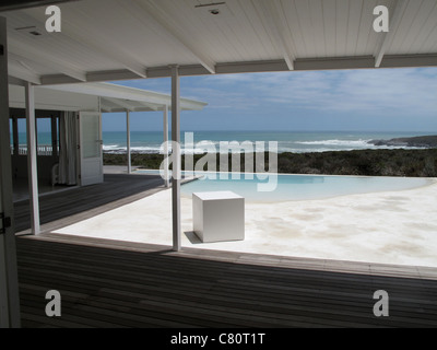 Vista da una casa sopra la piscina al mare Foto Stock