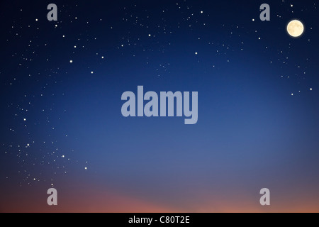 Cielo stellato con la luna in serata. Foto Stock