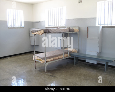 Svuotare letti a castello nell'Isola di Robben carcere Sud Africa Foto Stock