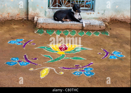 Rangoli design su un Indiano street al di fuori di una casa durante il festival indù di Dasara. Puttaparthi, Andhra Pradesh, India Foto Stock