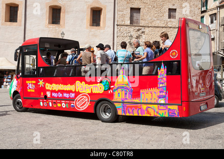 I turisti su Palermo City sightseeing bus, Monreale, nei pressi di Palermo, Sicilia, Italia Foto Stock