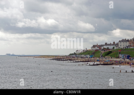 La città balneare di Southwold con Sizewell centrale nucleare in background, Suffolk, Regno Unito. Foto Stock