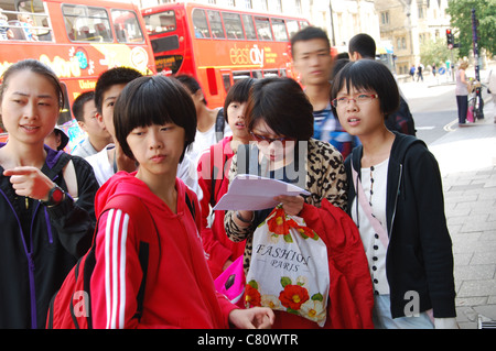 Studenti giapponesi in alta Oxford Street Regno Unito Foto Stock