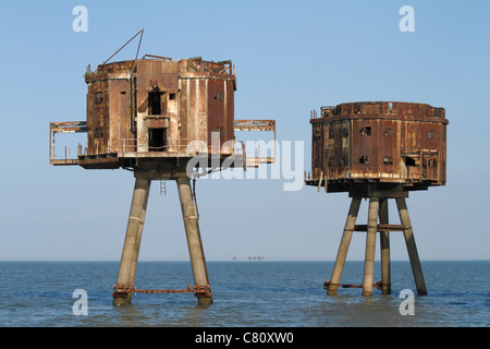 Abbandonato il tempo di guerra fort presso il Red Sands nell'estuario del Tamigi, con Shivering sabbia fort oltre all'orizzonte. Foto Stock