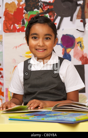 Una scuola giovane ragazza sorridente Foto Stock