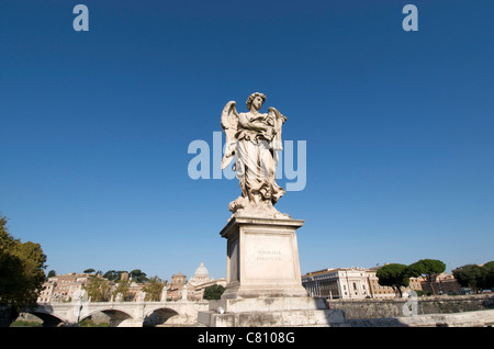 Statua del Bernini sul Ponte Sant Angelo, Fiume Tevere, Roma, Italia Foto Stock