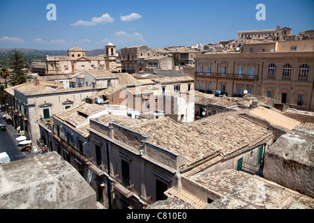 La famosa città di Noto, Sicilia, Sicilia, Italia con la Cattedrale di San Nicolò, restaurata cattedrale barocca Foto Stock