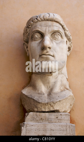 Testa gigante dal colossale statua dell'imperatore Costantino nel Museo Capitolino, Roma, Italia, Europa Foto Stock