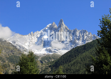 Picco frastagliate vicino a Chamonix-Mont-Blanc in Alta Savoia departement nella regione Rhône-Alpes di sud-est della Francia. Foto Stock