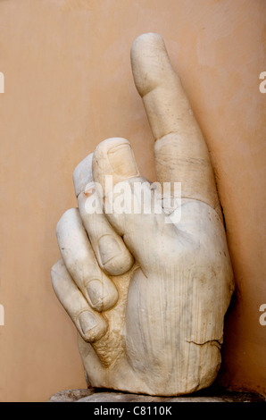 Mano con puntare il dito indice, la Statua di Costantino, Palazzo dei Conservatori, Musei Capitolini di Roma, Italia, Europa Foto Stock