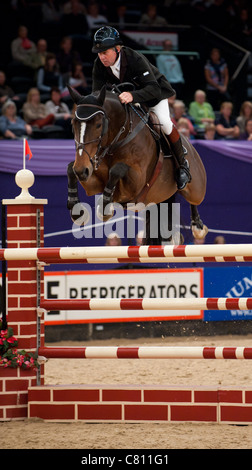 N.c.a. Birmingham, Inghilterra. Nick Skelton e salti unici per la vittoria a cavallo dell'anno Show 2011. 6/10/11 Foto Stock