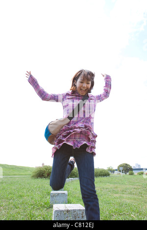 Giovane donna Jumping Foto Stock