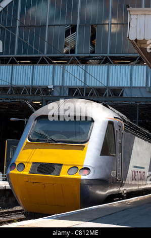 Treno ad alta velocità nella costa est livrea treni in attesa presso la stazione ferroviaria di piattaforma in Inghilterra. Foto Stock