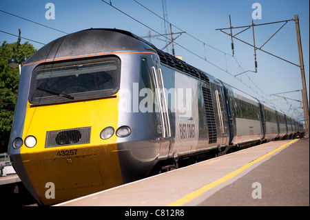 Treno ad alta velocità nella costa est livrea treni che arrivano ad una stazione ferroviaria piattaforma in Inghilterra. Foto Stock