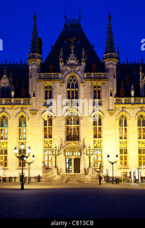 Il neo-gotico corte provinciale o Provinciaal Hof in Grote Markt e la piazza del mercato di Bruges, Belgio al crepuscolo Foto Stock