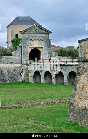 Porta della città Porte des Campani / Porte de La Couarde a Saint-Martin-de-Ré sull'isola Ile de Ré, Charente-Maritime, Francia Foto Stock