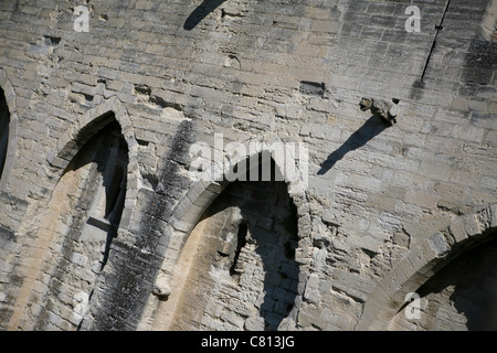 Close up degli archi su una delle torri presso il Palazzo dei Papi / Palais des Papes, Avignon, Francia Foto Stock