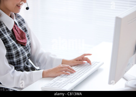 Giovane donna la digitazione Foto Stock