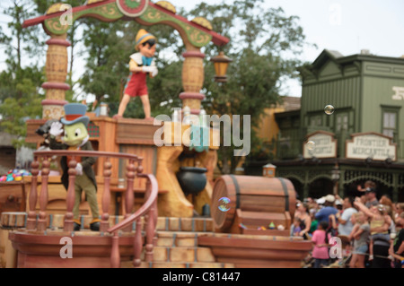 Il regno magico di celebrare un sogno che si avvera parade Pinocchio galleggiante Foto Stock