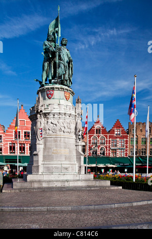 Statua Jan Breydel e Pieter De Coninck fiammingo leader della resistenza contro 1302 occupazione francese del Belgio Bruges Grote Markt Foto Stock