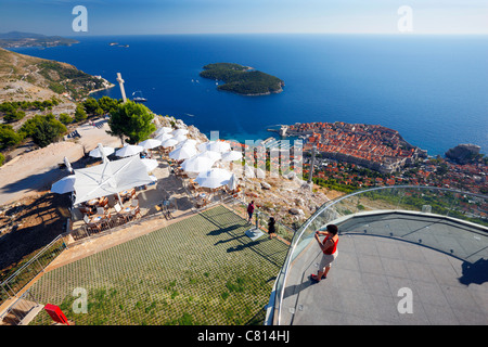 Dubrovnik ristorante sulla sommità della collina SRD. Bellissima vista al paese vecchio di Dubrovnik. Foto Stock