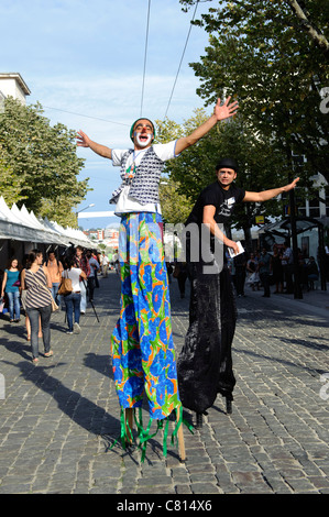 Trampolieri clown gli artisti di strada Foto Stock