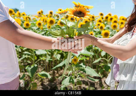 Close Up di Coppia Giovane Holding Hands Foto Stock