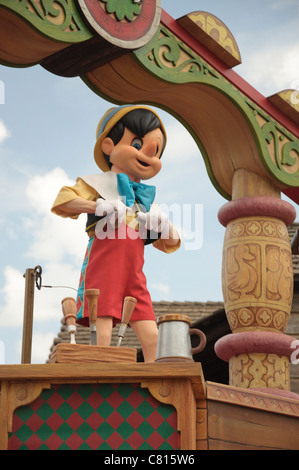 Il regno magico di celebrare un sogno che si avvera parade Pinocchio galleggiante Foto Stock