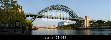 Tyne Bridge di giunzione e Newcastle Gateshead attraverso il fiume Tyne Foto Stock