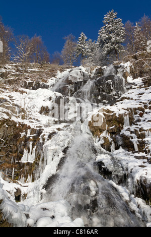 Cascata in inverno, Todtnauberg Foresta Nera, Germania Foto Stock