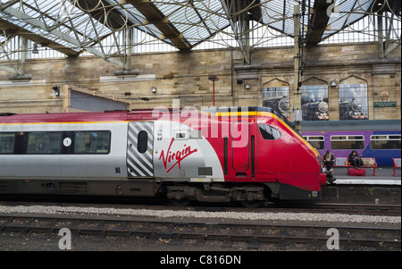 Vergine treno arrivando a Carlisle stazione ferroviaria Foto Stock