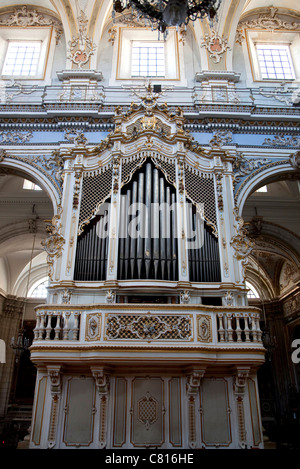 Organo a canne nella Chiesa di San Giorgio e Chiesa barocca nella città di Modica, Sicilia, Sicilia, Italia Foto Stock