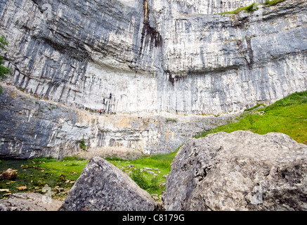 Gli alpinisti di tentare di scalare Malham Cove nel Yorkshire Dales, England, Regno Unito Foto Stock