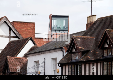 I visitatori del Royal Shakespeare Theatre in Stratford-Upon-Avon, Regno Unito, alla sommità della torre costruita nel 2011. Foto Stock