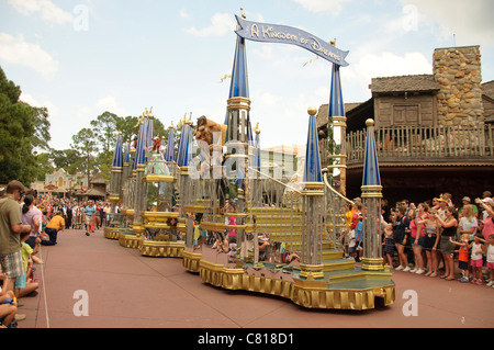 Il regno magico di celebrare un sogno che si avvera parade la bella e la bestia galleggiante Foto Stock