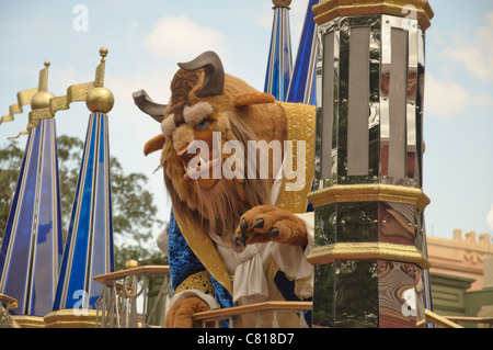 Il regno magico di celebrare un sogno che si avvera parade la bella e la bestia galleggiante Foto Stock