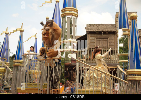 Il regno magico di celebrare un sogno che si avvera parade la bella e la bestia galleggiante Foto Stock