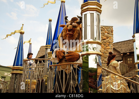 Il regno magico di celebrare un sogno che si avvera parade la bella e la bestia galleggiante Foto Stock