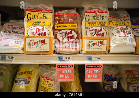 Pacchetti di gluten-free prodotti da forno vengono visti da un uno scaffale di supermercato in New York Foto Stock