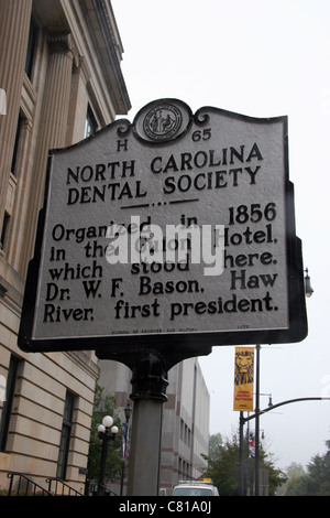 H65 North Carolina DENTAL società organizzata nel 1856 nell'Guion Hotel, che stava qui. Il dott. W. F. catino, Haw River Foto Stock