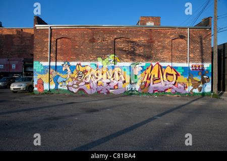 Graffiti su edificio vacante Detroit Michigan STATI UNITI Foto Stock