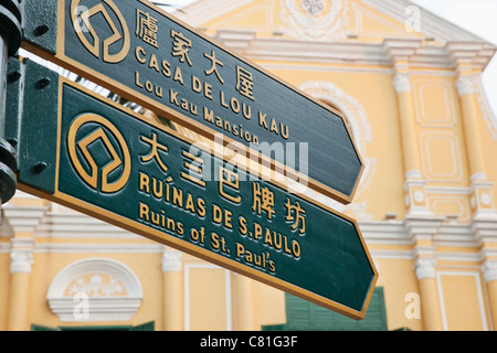 Cina, Macau, bilingue cartelli stradali che indicano le Attrazioni Turistiche Foto Stock