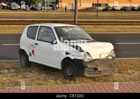 Si è schiantato auto nei pressi di street - Fiat Seicento (600) danneggiato in una collisione del traffico Foto Stock