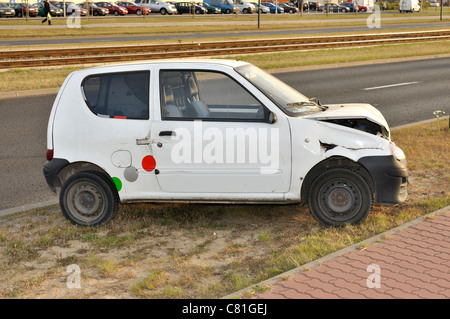 Si è schiantato auto nei pressi di street - Fiat Seicento (600) danneggiato in una collisione del traffico Foto Stock