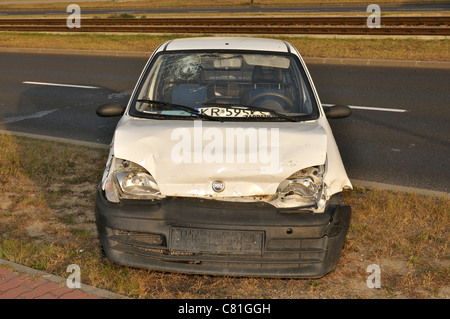 Si è schiantato auto nei pressi di street - Fiat Seicento (600) danneggiato in una collisione del traffico Foto Stock