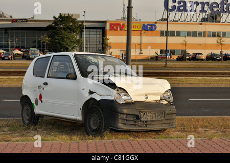 Si è schiantato auto nei pressi di street - Fiat Seicento (600) danneggiato in una collisione del traffico Foto Stock