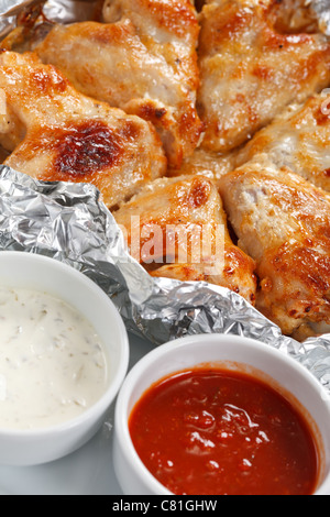 Ali di pollo con salsa Foto Stock