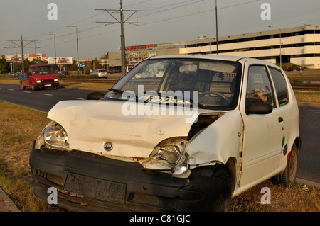 Si è schiantato auto nei pressi di street - Fiat Seicento (600) danneggiato in una collisione del traffico Foto Stock