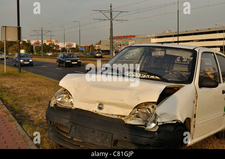 Si è schiantato auto nei pressi di street - Fiat Seicento (600) danneggiato in una collisione del traffico Foto Stock