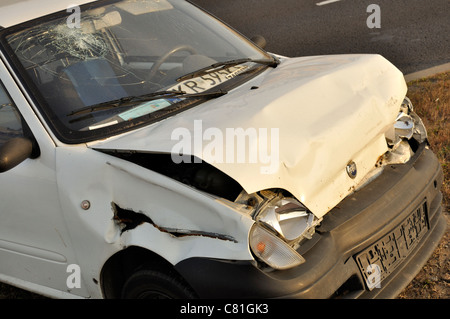 Si è schiantato auto nei pressi di street - Fiat Seicento (600) danneggiato in una collisione del traffico Foto Stock